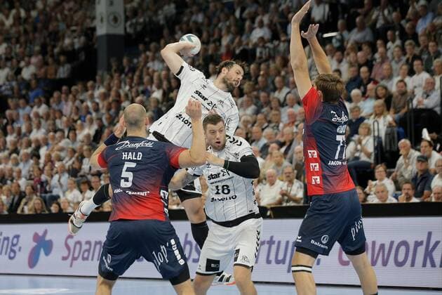 1 Handball Bundesliga THW Kiel Flensburg Handewitt, Kiel, 12 9 2019 Domagoj Duvnjak Kiel, 4 in jump throw against Simon Hald Jensen Flensburg , 5 and Magnus Röd Flensburg , 77 With Niclas Ekberg Kiel, 18 Copyright: xBEAUTIFULxSPORTS DRPx