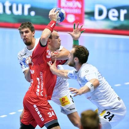 Kai Haefner MT Melsungen on the ball and Piotr Chrapkowski SC Magdeburg behind , Christian O Sullivan SC Magdeburg R , GER, MT Melsungen SC Magdeburg, Handball, 1 Bundesliga Maenner, 12 09 2019, GER, MT Melsungen SC Magdeburg, Handball, 1 Liga Maenner, 12 09 2019 Kassel Copyright: xEIBNER RolandxSippelx EP_RSL