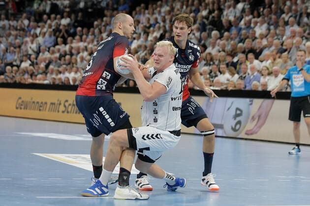1 Handball Bundesliga THW Kiel Flensburg Handewitt, Kiel, 12 9 2019 Patrick Wiencek Kiel, 17 in the duel against Simon Hald Jensen Flensburg , 5 and Magnus Röd Flensburg , 77 Copyright: xBEAUTIFULxSPORTS DRPx