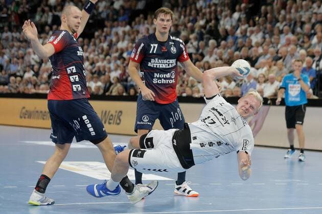 1 Handball Bundesliga THW Kiel Flensburg Handewitt, Kiel, 12 9 2019 Patrick Wiencek Kiel, 17 in the duel against Simon Hald Jensen Flensburg , 5 and Magnus Röd Flensburg , 77 Copyright: xBEAUTIFULxSPORTS DRPx