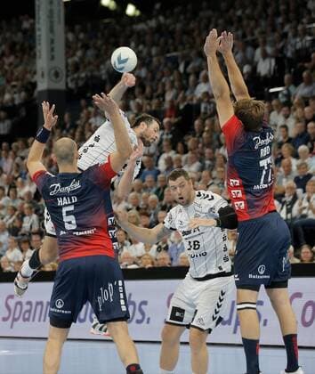 1 Handball Bundesliga THW Kiel Flensburg Handewitt, Kiel, 12 9 2019 Domagoj Duvnjak Kiel, 4 in jumping throw against Simon Hald Jensen Flensburg , 5 and Magnus Röd Flensburg , 77 Copyright: xBEAUTIFULxSPORTS DRPx
