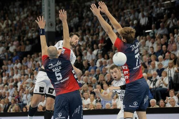 1 Handball Bundesliga THW Kiel Flensburg Handewitt, Kiel, 12 9 2019 Domagoj Duvnjak Kiel, 4 in jumping throw against Simon Hald Jensen Flensburg , 5 and Magnus Röd Flensburg , 77 Copyright: xBEAUTIFULxSPORTS DRPx