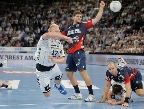 1 Handball Bundesliga THW Kiel Flensburg Handewitt, Kiel, 12 9 2019 Patrick Wiencek Kiel, 17 wins in circle against Johannes Golla Flensburg, 4 Copyright: xBEAUTIFULxSPORTS DRPx