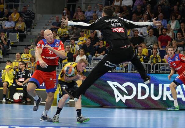Handball, 1 Bundesliga Rhein Neckar Löwen HBW Balingen Weilstetten, 5 matchday on 12 09 2019, season 2019 20, ZmdZ, Lars Röller 27, Balingen Weilstetten scores 25 37 for Balingen against Can Adanir 16, goalkeeper, Rhein Neckar Löwen , Rhein Neckar Löwen HBW Balingen Weilstetten