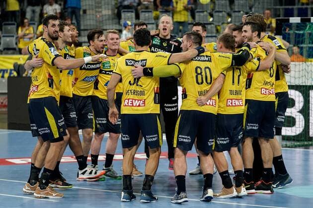 Player of the Rhein Neckar Löwen, cheers after the final whistle, victory, winner, winner, cheers, cheers, joy, optimistic, highlight, action, action, in circle, team circle, team circle, 12 09 2019, Mannheim, handball, Bundesliga, Rhein Neckar Löwen HBW Balingen Weilstetten xozx