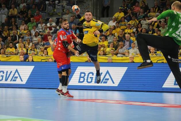 Jannik Kohlbacher Loewen, 80 in the throw against Benjamin Meschke HBW Balingen, 13 in the game Rhein Neckar Loewen vs. HBW Balingen Weilstetten in the 1 Handball Bundesliga on 11 09 2019, Rhein Neckar Loewen vs. HBW Balingen, Handball, 1 Handball Bundesliga, 12 09 2019, Mannheim Copyright: xEIBNER MichaelxBermelx EP_eer