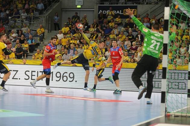Andy Schmid Loewen, 2 in the throw against Vladimir Bozic HBW Balingen, 21 in the game Rhein Neckar Loewen vs HBW Balingen Weilstetten in the 1 Handball Bundesliga on 11 09 2019, Rhein Neckar Loewen vs HBW Balingen, Handball, 1 Handball Bundesliga, 12 09 2019, Mannheim Copyright: xEIBNER MichaelxBermelx EP_eer