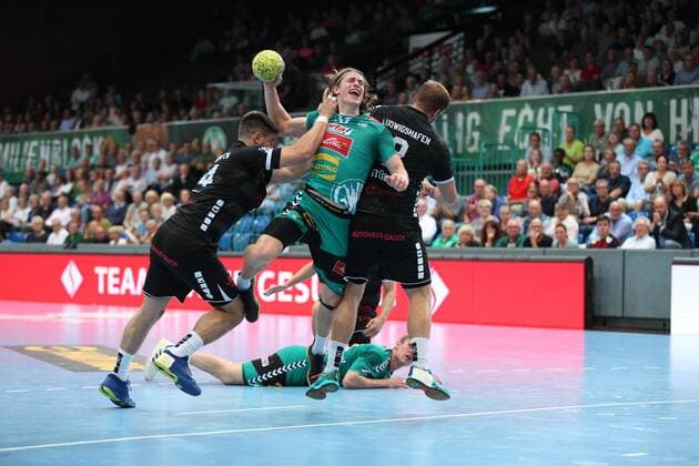 Juri Knorr TSV GWD Minden 19 against Maximilian Haider Die Eulen Ludwigshafen 14 left and Frederic Stueber Die Eulen Ludwigshafen 2 right GER, Handball, 1 Bundesliga, TSV GWD Minden against Die Eulen Ludwigshafen, 12 09 2019 Minden Copyright: xEIBNER JanxStrohdiekx EP_JSK