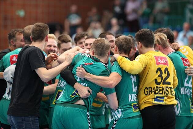 Victory cheer at TSV GWD Minden GER, Handball, 1 Bundesliga, TSV GWD Minden against Die Eulen Ludwigshafen, 12 09 2019 Minden Copyright: xEIBNER JanxStrohdiekx EP_JSK