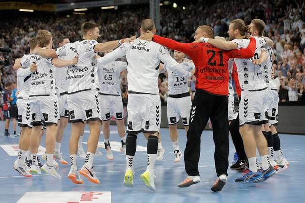 1 Handball Bundesliga THW Kiel Flensburg Handewitt, Kiel, 12 9 2019 Cheers Final cheers The Kiel team cheers after their victory Copyright: xBEAUTIFULxSPORTS DRPx