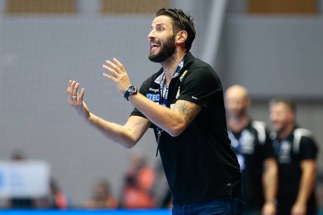 12 09 2019, xtgx, Handball Luqui Moly HBL, MT Melsungen SC Magdeburg emspor, v l Bennet Wiegert Magdeburg, trainer gives instructions, gesticulated with arms, gesticulate, gives instructions Kassel
