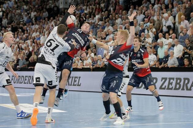1 Handball Bundesliga THW Kiel Flensburg Handewitt, Kiel, 12 9 2019 Göran Johannessen Flensburg , 23 in jump throw against Hendrik Pekeler Kiel, 61 and Steffen Weinhold Kiel, 13 Copyright: xBEAUTIFULxSPORTS DRPx