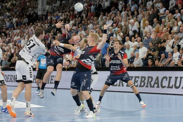 1 Handball Bundesliga THW Kiel Flensburg Handewitt, Kiel, 12 9 2019 Göran Johannessen Flensburg , 23 in jump throw against Hendrik Pekeler Kiel, 61 and Steffen Weinhold Kiel, 13 Copyright: xBEAUTIFULxSPORTS DRPx