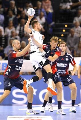 Photo Nikola Bilyk Kiel throws against Siomon Hald and Simon Jeppsson Handball Men 1 Bundesliga on Do 12 09 2019 THW Kiel SG Flensburg