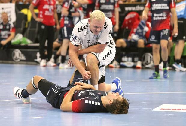 Photo Loser Magnus Rod on the floor Flensburg behind laughs Kiels Patrick Wiencek Handball Men 1 Bundesliga am Do 12 09 2019 THW Kiel SG Flensburg 28 24