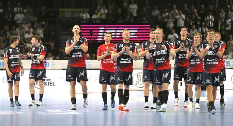 Photo Loser Flensburg greets the fans after the final whistle , here Handball Men 1 Bundesliga at Do 12 09 2019 THW Kiel SG Flensburg 28 24
