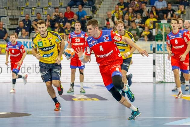 Rhein Neckar Loewen HBW Balingen Weilstetten Vladan Lipovina HBW Balingen Weilstetten No 4 in counter kick, Rhein Neckar Loewe Romain Lagarde No 8 can no longer reach him in the Bundesliga match of Rhein Neckar Loewen against HBW Balingen Weilstetten on 12 09 2019 09 2019 Mannheim 12 09 19 Handball 9 Spieltag , Mannheim Baden Wuerttemberg Germany SAP Arena