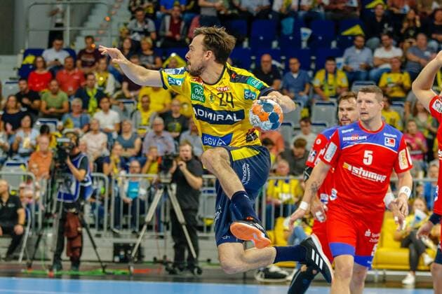 Rhein Neckar Loewen HBW Balingen Weilstetten Rhein Neckar Loewe Patrick Groetzki Nr 24 asserts himself in the attack and gets a free shot at the Bundesliga match of Rhein Neckar Löwen against HBW Balingen Weilstetten on 12 09 2019 09 2019 Mannheim 12 09 19 Handball 9 Spieltag , Mannheim Baden Wuerttemberg Germany SAP Arena