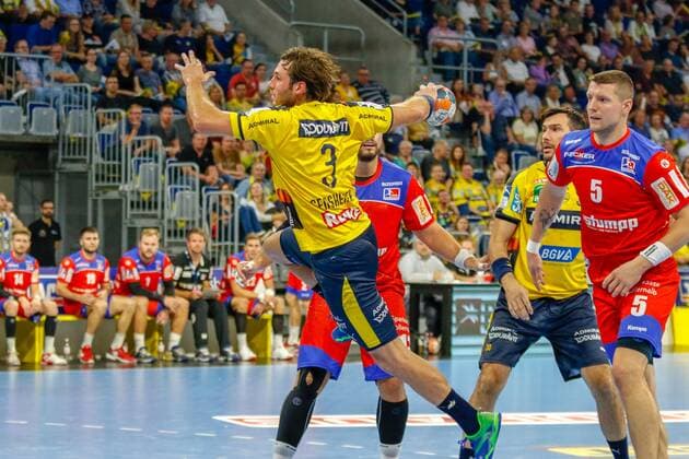 Rhein Neckar Loewen HBW Balingen Weilstetten Rhein Neckar Loewe Uwe Gensheimer No. 3 wins against Romas Kirveliavicius HBW Balingen Weilstetten No. 5 and gets his shot at the Bundesliga match of Rhein Neckar Löwen against HBW Balingen Weilstetten on 12 09 2019 09 2019 Mannheim 12 09 19 Handball 9 Spieltag , Mannheim Baden Wuerttemberg Germany SAP Arena