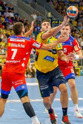 Rhein Neckar Loewen HBW Balingen Weilstetten Rhein Neckar Loewe Romain Lagarde No 8 in the attack against Jannik Hausmann HBW Balingen Weilstetten No 7 in the Bundesliga game of Rhein Neckar Löwen against HBW Balingen Weilstetten on 12 09 2019 09 2019 Mannheim 12 09 19 Handball 9 Matchday , Mannheim Baden Wuerttemberg Germany SAP Arena