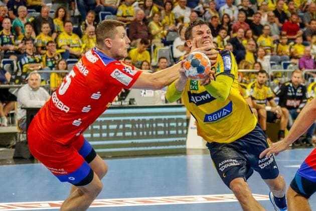 Rhein Neckar Loewen HBW Balingen Weilstetten Face Hit by Romas Kirveliavicius HBW Balingen Weilstetten No 5 against Rhein Neckar Loewe Andy Schmid No 2 at the Bundesliga match Rhein Neckar Löwen against HBW Balingen Weilstetten on 12 09 2019 09 2019 Mannheim 12 09 19 Handball 9 Matchday , Mannheim Baden Wuerttemberg Germany SAP Arena