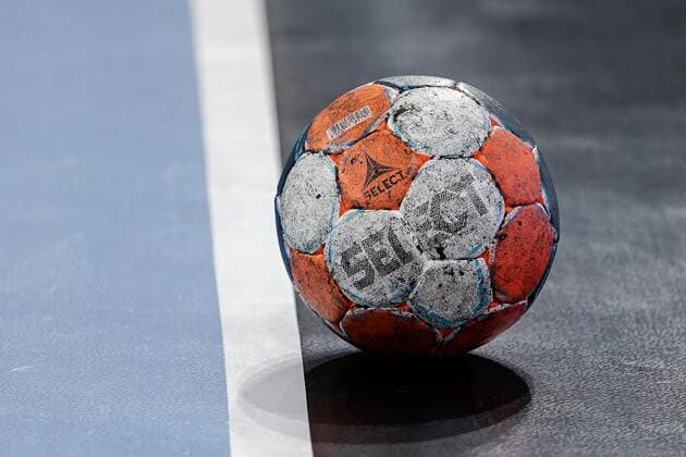 A Select Ultimate ball lies on the hall floor, official match ball, symbol photo, symbol image, symbol, 12 09 2019, Mannheim Germany , Handball, Bundesliga, Rhein Neckar Löwen HBW Balingen Weilstetten xozx