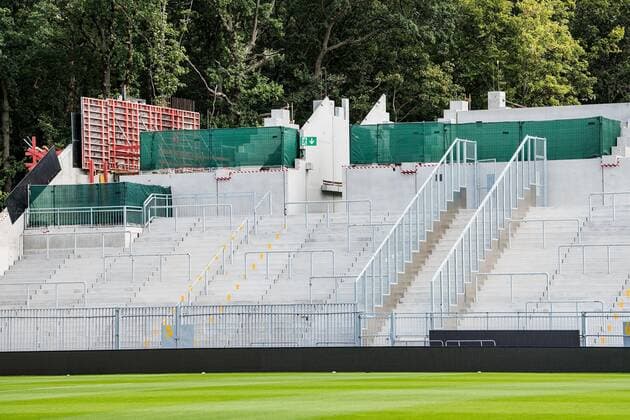 13 09 2019, xfux, Fussball 2 Bundesliga, SV Darmstadt 98 Strengthened safety precautions in guest block at Merck Stadtion at Boellenfalltor, emonline, emspor, deloka, v l During the last home game of SV Darmstadt 98 against Dynamo Dresden, a fan had fallen from the wall into the mouthhole and was seriously injured. For the upcoming home game against 1 FC Nuremberg, construction fences were placed on the wall so that the fans could not climb the wall.