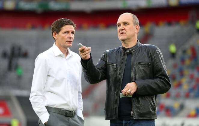 Düsseldorf vs VfL, 1. BL Düsseldorf, 13.09.2019, FUßBALL - Fortuna Düsseldorf vs VfL Wolfsburg, 1. BL, Saison 2019 20. Merkur-Spiel-Arena. Bild zeigt: Cheftrainer Oliver Glasner (VfL Wolfsburg), Geschäftsführer Jörg Schmadtke (VfL Wolfsburg) DFL REGULATIONS PROHIBIT ANY USE OF PHOTOGRAPHS AS IMAGE SEQUENCES AND OR QUASI-VIDEO. Düsseldorf *** Düsseldorf vs. VfL, 1 BL Düsseldorf, 13 09 2019, FUßBALL Fortuna Düsseldorf vs. VfL Wolfsburg, 1 BL, 2019 season 20 Merkur Spiel Arena Picture shows head coach Oliver Glasner VfL Wolfsburg , Managing Director Sport Jörg Schmadtke VfL Wolfsburg DFL REGULATIONS PROHIBIT ANY USE OF PHOTOGRAPHS AS IMAGE SEQUENCES AND OR QUASI VIDEO Düsseldorf