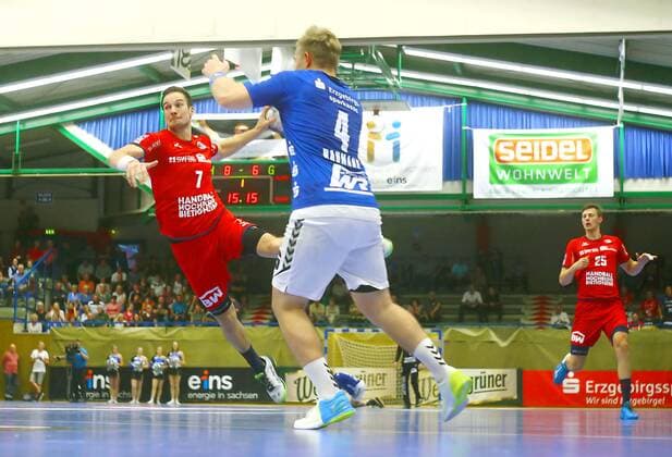 Scored by Dominik Claus Bietigheim , front Sebastian Naumann Aue , right Maximilian Trost Bietigheim Handball 2 League 2019 20 EHV Aue SG BBM Bietigheim on 13 9 2019 EHV Aue BBM Bietigheim