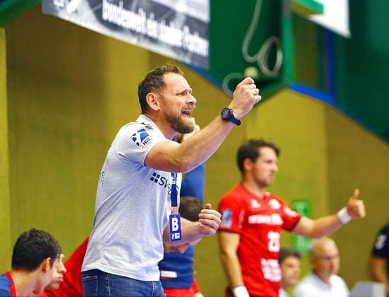 Tension with coach Hannes Jon Jonsson Bietigheim , behind him Maximilian Trost Bietigheim Handball 2 League 2019 20 EHV Aue SG BBM Bietigheim on 13 9 2019 EHV Aue BBM Bietigheim