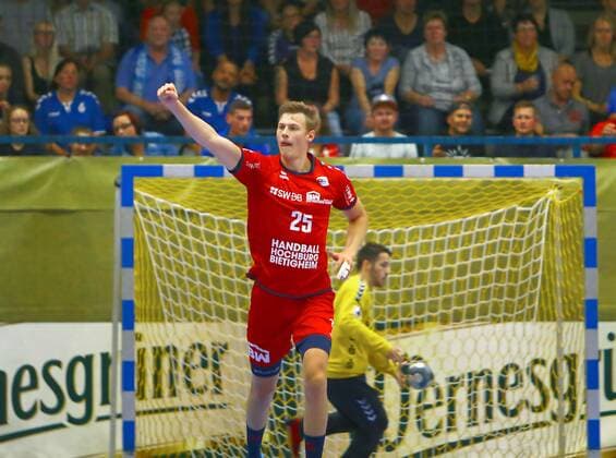 In Jubelpose Maximilian Trost Bietigheim , back goalkeeper Eric Töpfer Aue Handball 2 Liga 2019 20 EHV Aue SG BBM Bietigheim on 13 9 2019 EHV Aue BBM Bietigheim