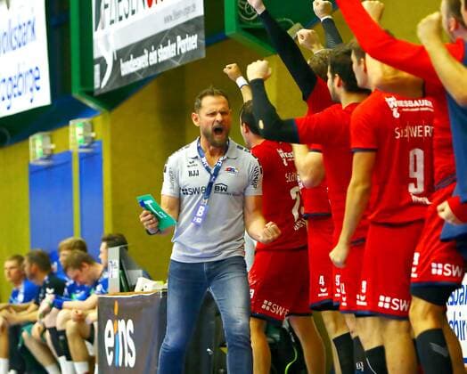 In Jubelpose Coach Hannes Jon Jonsson Bietigheim Handball 2 League 2019 20 EHV Aue SG BBM Bietigheim 26 31 at 13 9 2019 EHV Aue BBM Bietigheim