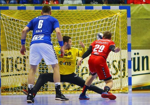Jan Döll Bietigheim overcomes goalkeeper Eric Töpfer Aue , in front Kevin Roch Aue Handball 2 League 2019 20 EHV Aue SG BBM Bietigheim 26 31 at 13 9 2019 EHV Aue BBM Bietigheim