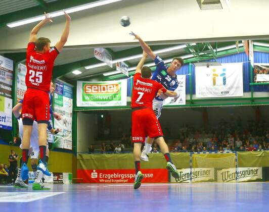 Goal throw by Adrian Kammlodt Aue from left Maximilian Trost Bietigheim and Dominik Claus Bietigheim Handball 2 League 2019 20 EHV Aue SG BBM Bietigheim at 13 9 2019 EHV Aue BBM Bietigheim