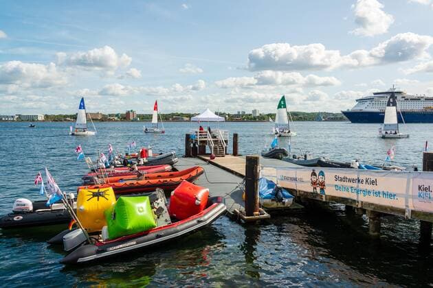 In der Kieler Innenförde finden vom 13. bis 15. September Segelregatten der Segelbundesliga statt. Die Wettbewerbe sind von der Kiellinie gut zu beobachten. Kiel Düsternbrook Schleswig-Holstein Deutschland *** From 13 to 15 September sailing regattas of the German Sailing League take place in the Kiel Inner Fjord The competitions can be observed from the keel line Kiel Düsternbrook Schleswig Holstein Germany