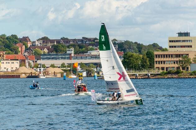 In der Kieler Innenförde finden vom 13. bis 15. September Segelregatten der Segelbundesliga statt. Die Wettbewerbe sind von der Kiellinie gut zu beobachten. Kiel Düsternbrook Schleswig-Holstein Deutschland *** From 13 to 15 September sailing regattas of the German Sailing League take place in the Kiel Inner Fjord The competitions can be observed from the keel line Kiel Düsternbrook Schleswig Holstein Germany