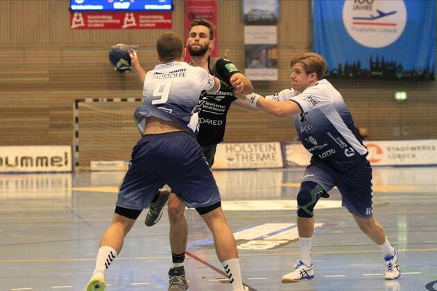 2 Bundesliga Handball VfL Luebeck Schwartau HC Elbflorenz 2006 14 09 2019, Hansehalle Luebeck, GER, VfL Luebeck Schwartau HC Elbflorenz 2006 picture shows Sebastian Greß Gress HC Elbflorenz 2006 has to win against Mex Raguse VfL Luebeck Schwartau and Dadi Runarsson VfL Luebeck Schwartau VfL Luebeck Schwartau nordphotox xTauchnitz nph00059