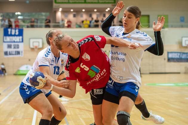 Saskia Lang SV Union Halle wins out against Mie Norup Isaksen and Loes Vandewal both Lintfort SV Union Halle Neustadt Wildcats vs TuS Lintfort Handball 2 Bundesliga Season 2019 2020 Copyright xVIADATAx xHolgerxJohnx Halle Saale Sachsen Anhalt Germany
