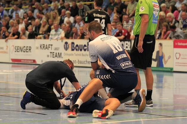 2 Bundesliga Handball VfL Luebeck Schwartau HC Elbflorenz 2006 14 09 2019, Hansehalle Luebeck, GER, VfL Luebeck Schwartau HC Elbflorenz 2006 in picture picture shows injured injury pain Fynn Ranke VfL Luebeck Schwartau leans on the ground and gets taken care of nordphotox xTauchnitz nph00059