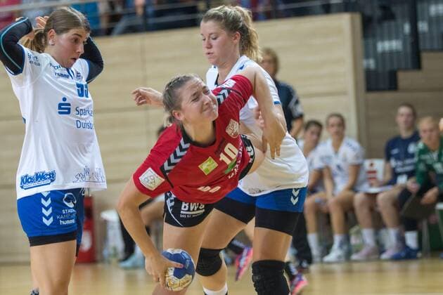 Nadine Smit Union Halle M prevails against Loes Vandewal Lintfort l and Becky van Nijf Lintfort r Halle Erdgas Sportarena ST Germany