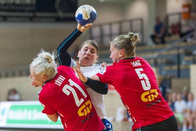 GER, Handball, Women, 2 Bundesliga, SV Union Halle Neustadt v. TuS Lintfort, 14 09 2019, Loes Vandewal Lintfort M will be blocked by Sophie Lütke Union Halle l and Saskia Lang Union Halle r Halle Erdgas Sportarena ST Germany