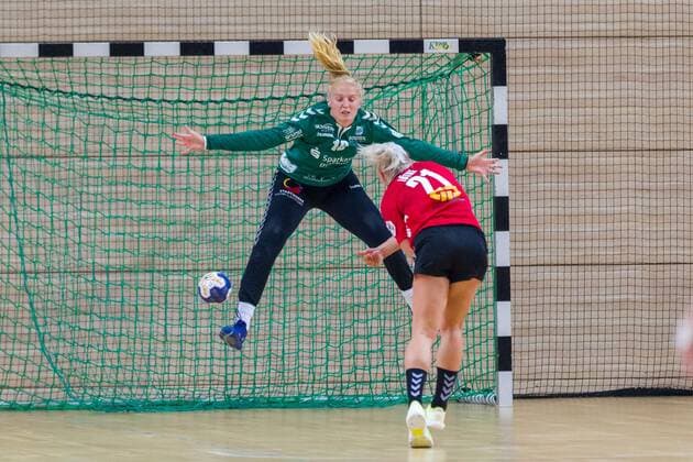 GER, Handball, Women, 2 Bundesliga, SV Union Halle Neustadt v. TuS Lintfort, 14 09 2019, Sophie Lütke Union Halle meets from seven-meter point against goalie Laura Graf Lintfort Halle Erdgas Sportarena ST Deutschland