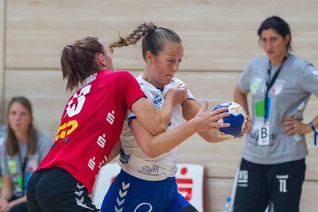 GER, Handball, Women, 2 Bundesliga, SV Union Halle Neustadt v. TuS Lintfort, 14 09 2019, Mie Norup Isaksen Lintfort will be blocked by Swantje Heimburg Union Halle l Halle Erdgas Sportarena ST Germany