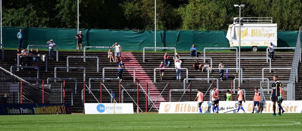 14 09 2019, xmohx, Football Regionalliga Suedwest, 1 FC Saarbruecken Bayern Alzenau emspor, v l Few fans from Alzenau DFL DFB REGULATIONS PROHIBIT ANY USE OF PHOTOGRAPHS as IMAGE SEQUENCES and or QUASI VIDEO Voelklingen