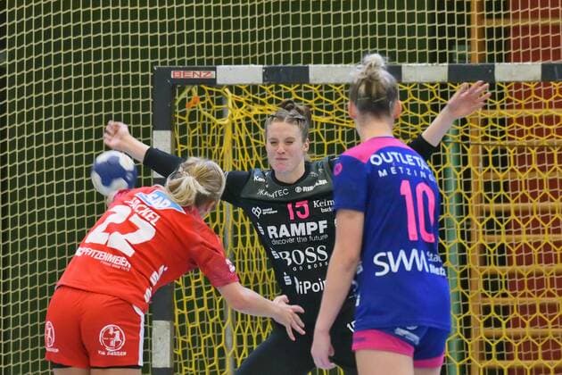 Madita Kohorst TusSies Metzingen 15 in goal against Saskia Fackel Kurpfalz Baeren 22 TusSies Metzingen, handball, HBF, league game, 14 09 2019, photo TBaur Eibner Kurpfalz Baeren vs TusSies Metzingen Ketsch Copyright: xEIBNER TobiasxBaurx EP_TBR