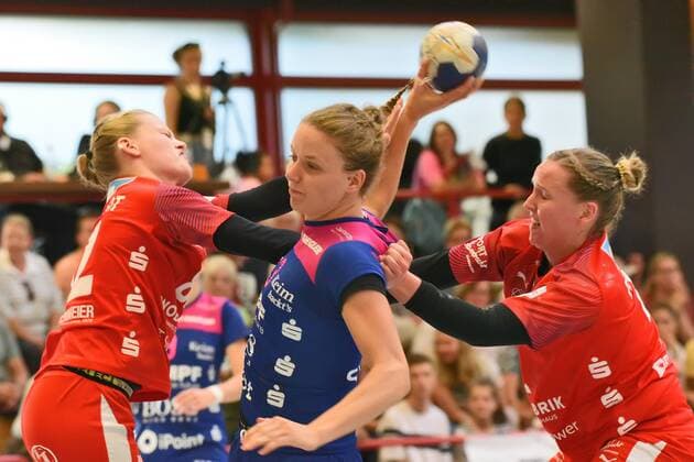 Cara Hartstock TusSies Metzingen 23 against Rebecca Engelhardt Kurpfalz Baeren 82 and Lena Feiniler Kurpfalz Baeren 9 TusSies Metzingen, Handball, HBF, Ligaspiel, 14 09 2019, Photo TBaur Eibner Kurpfalz Baeren vs TusSies Metzingen Ketsch Copyright: xEIBNER TobiasxBaurx EP_TBR