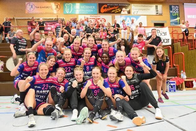 the TusSies celebrate the first victory in the new season TusSies Metzingen, Handball, HBF, league game, 14 09 2019, photo TBaur Eibner Kurpfalz Baeren vs. TusSies Metzingen Ketsch Copyright: xEIBNER TobiasxBaurx EP_TBR