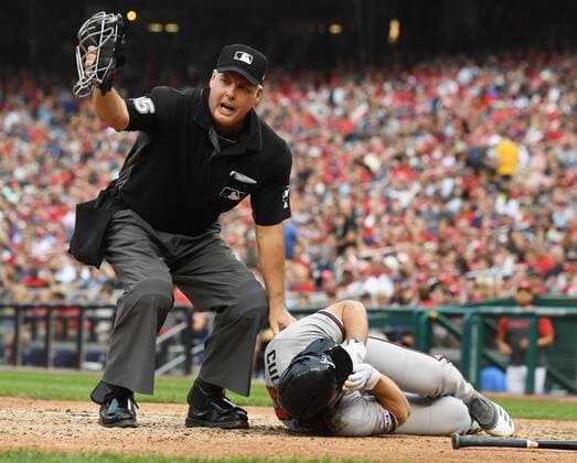 Bilder des Jahres 2019, Sport 09 September Sport Themen der Woche KW37 Home Plate Umpire Tim Timmons yells for help after Atlanta Braves Charlie Culberson lies on the ground after being hit by a pitch while trying to bunt by Washington Nationals Fernando Rodney in the seventh inning of game at Nationals Park in Washington, DC on Saturday, September 14, 2019. Culberson left the game.  WAS20190914104 PATxBENIC