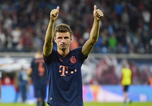 Football Bundesliga 2019 2020, 4 matchday, RB Leipzig vs. FC Bayern Munich on 14 09 2019 Thomas Mueller Haengende Top Munich, back number 25 thanks fans with raised thumbs after Bundesliga match RB Leipzig vs. FC Bayern Munich 14 09 2019 Leipzig Saxony Germany Red Bull Arena