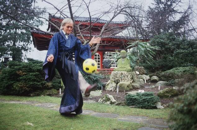 Rudi GUTENDORF-Trainer Legende im Alter von 93 Jahren gestorben. Archivfoto; Fussball, Rudi GUTENDORF,Fussballtrainer ,im Kimono fussballspielend in einem japanischen Garten,QF *** Rudi GUTENDORF coach legend died at the age of 93 archive photo football, Rudi GUTENDORF, football coach, playing kimono football in a Japanese garden, QF